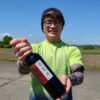 ワインボトルを持つWINERY JUNのスタッフ